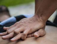 Cuando el corazón deja de latir súbitamente, es crucial empezar inmediatamente con compresiones al pecho y luego aplicar un shock eléctrico con un desfibrilador.