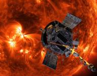Fotografía cedida por la NASA y el Laboratorio de Física Aplicada de la Universidad Johns Hopkins de una ilustración artística de la sonda espacial solar Parker acercándose al sol.