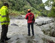 Policías y bomberos de Baños, Shell y Puyo intentan localizar a la madre y su pequeño.