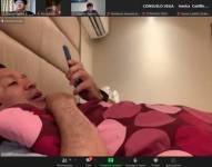 El asambleísta Ricardo Vanegas apareció en cama durante la sesión del Pleno de la Asamblea.
