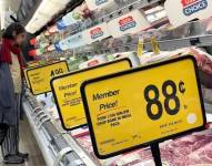 Cuando un país impone aranceles, los consumidores de ese país pueden enfrentar aumentos de precios.
