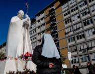 Una estatua del difunto Papa Juan Pablo II a las puertas del Hospital Gemelli, donde el Papa Francisco está recibiendo tratamiento médico.