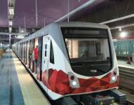 El Metro de Quito cuenta con 18 trenes que tienen capacidad para transportar a 1 500 pasajeros cada uno.