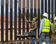 La secretaria de Seguridad Nacional, Kristi Noem pintando el Muro Fronterizo entre México y Estados Unidos.