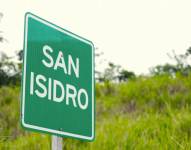 Foto de un cartel ubicado en la parroquia San Isidro, del cantón Sucre, en la provincia de Manabí.