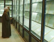 En esta foto de marzo de 2003 se puede ver el Corán de sangre expuesto en una vitrina en la mezquita llamada en ese entonces Madre de todas las batallas.