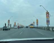 Carteles con propaganda política colgados en el Puente de la Unidad Nacional, pese a orden de retiro