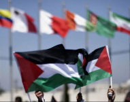Banderas palestinas siendo ondeadas
