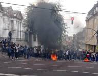 Los estudiantes del Colegio Mejía quemaron llantas en la intersección de las calles Vargas y Antonio Ante.