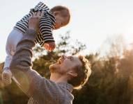 La lucha por normalizar el permiso de paternidad