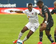 Jugador de Liga de Quito, Renato Ibarra, ante la marca de dos jugadores de Independiente del Valle