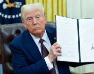 Fotografía del presidente de Estados Unidos, Donald Trump, firmando una orden ejecutiva en el Despacho Oval de la Casa Blanca, en Washington DC, EE. UU.