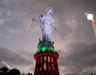 La Virgen de El Panecillo se ilumina con el encendido del pesebre.