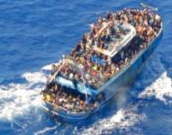 La guardia costera griega publicó imágenes del barco lleno de gente antes de naufragar.