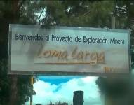 Foto de archivo de un cartel referente al proyecto minero Loma Larga.
