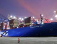 Un carguero internacional atracado en el puerto, representando el flujo vital del comercio global y el impacto de las alianzas estratégicas entre potencias mundiales..