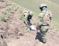 Militares junto a un cadáver de un presunto disidente de las FARC en Carchi.