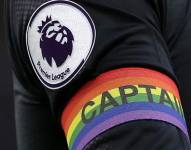 Brazalete de capitán con los colores LGBTQ+ usados en la Premier League