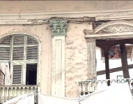 Imagen de un edificio patrimonial en ruinas, en el centro de Guayaquil.