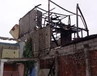 Un desperfecto eléctrico que se habría originado en el área de la cocina sería la causa de las llamas.