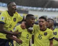 Jugadores de la Selección de Ecuador celebran el gol anotado a Uruguay