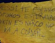 Cartel dejado en las afueras del supermercado de la familia de Antonela Rocuzzo.