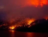 Fotografía cedida de un incendio en el Lago Adams, ubicado en Columbia Británica, Canadá