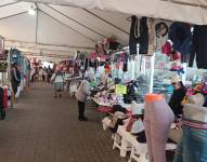 Feria de prendas estudiantiles al lado del mercado de Calderón.