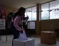 Una mujer ejerce su derecho al voto en las elecciones de febrero 2025, en Olón, Santa Elena.