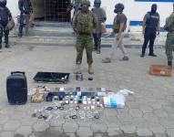 Casi 200 celulares y otros objetos prohibidos fueron decomisados tras requisas en dos cárceles en Ecuador.
