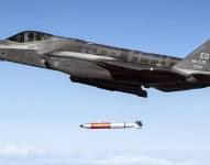 Jet de alta velocidad botando una bomba.