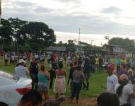 En la cancha de La Isla, en Quevedo, sicarios dispararon contra varios hombres.