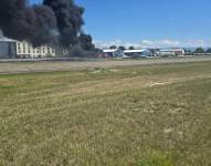 Humo en el lugar del accidente de dos avionetas en aeropuerto de Kalispell, Montana.