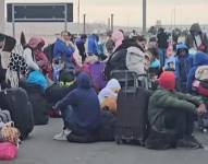Cientos de migrantes saliendo de Chile.