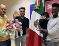 Phillip Lühl, Guillermo Delgado y un amigo de la pareja cargando a las gemelas, Paula and Maya, y a Yona.