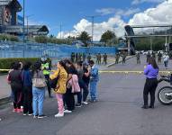 Militares resguardan los exteriores del centro comercial.