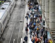 Madrid, pasajeros esperando el funcionamiento de los trenes.