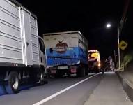 Largas filas de vehículos se forman en la Panamericana Norte debido al cierre vial.