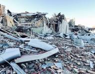 Vista de edificios y vehículos dañados por los tornados en Mayfield, Kentucky, Estados Unidos. EFE/EPA/TANNEN MAURY