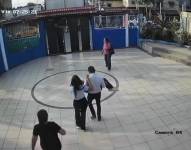 Momento en el que la niña es sacada de la escuela.