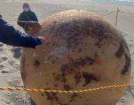 Esfera de metal oxidada encontrada en una playa de Tokio