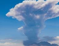 El volcán Lascar emitió una columna de humo que alcanzó los 6.000 metros.