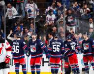 Jugadores de New York Rangers y New Jersey Devils.