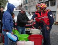 El Cuerpo de Bomberos Quito se sumó a la distribución de agua potable en barrios del sur de la ciudad.