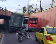 Un camión de las Fuerzas Armadas quedó atrapado bajo el puente San Blas, en el centro de Quito.