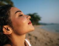 Imagen referencial: Mujer respirando profundamente.