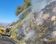 Elementos de los bomberos controlan un incendio forestal en La Libertad.