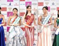 La nueva Miss Japón, Carolina Shiino (en el medio), tras ser coronada en Tokio.