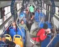 Momento del asalto con armas blancas a los pasajeros de un bus.