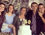 Irene (centro) y Norberto (a su izquierda) habrían celebrado su 54 aniversario de bodas en mayo.